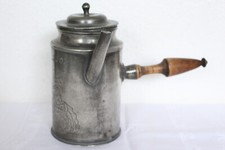 DEKORATIVE ALTE KANNE AUS ZINN VON 1804 RINGSTECHEN #10563