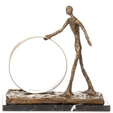 Moderne Bronzeskulptur Mann mit Ring auf Marmorsockel nach Alberto Giacometti