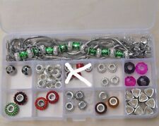 Konvolut: Aufbewahrungs Box, mit verschiedenen Großloch- Perlen und Armbändern