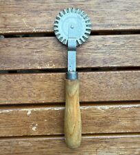 Teigschneider Teigrad Holzgriff Vintage für Ravioli Maultaschen 17cm lang