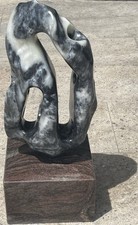 Steinskulptur aus Speckstein auf Granitsockel