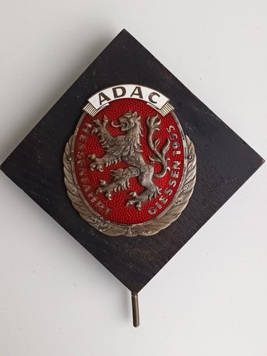 Adac plakette auf holzbrett - plakette,
