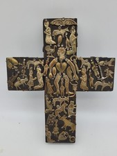 Antikes Kreuz mit kleinen Votivgaben Holz und versilbertes Blech