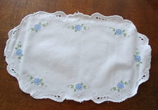 Platzdeckchen  Tischset Untersetzer weiß 40x22 cm blau gestickten Blumen oval