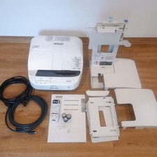 Epson Beamer EB-585W Ultra Kurzdistanz mit Wandhalterung