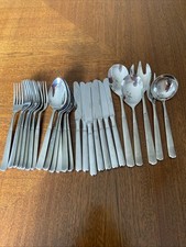 26 TEILIGES BESTECK FÜR 7 PERSONEN MONOGRAMM EDELSTAHL 8-10 & 5 SERVIER-BESTECKE