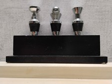Vintage Modernist Chrom Weinflaschenverschlüsse auf Holzständer