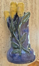 Keramikvase blau 21,5 cm hoch 12 cm breit unbeschädigt, 3 Tulpen als Dekor