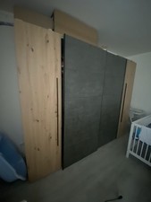 Großer Kleiderschrank zu