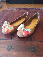 Ballerina mit Blumenschleife