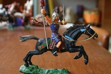 Elastolin Figur Hunne zu Pferd mit Speer - handbemalt – 7 cm - Reiter