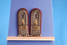 Leutnant Paar Schulterklappen rote Unterlage Artillerie Auflage Regiment 239