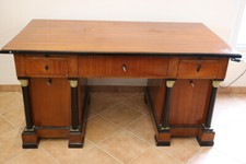 Schreibtisch mit Säulen