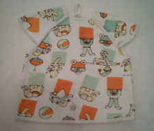 Weiß/bunt gemustertes Lätzchen mit kurzem Arm RETRO 3-6 Monate