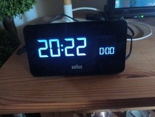 Braun Digitaler Wecker mit