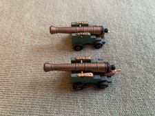 zwei kleine Kanonen aus