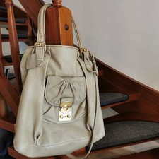 Trendige Miu Miu Handtasche, hochwertiges Leder,exklusives Design, avantgardisch