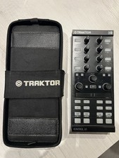 Native Instruments Traktor Kontrol X1 MK2 DJ Controller Inklusive Ständer/Tasche