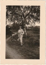 Vintage Foto Frau mit Fahrrad