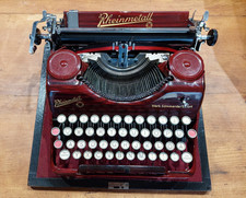 ROTES SCHMUCKSTÜCK -