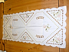 21) OMAS WÄSCHESCHRANK  TISCHLÄUFER  AUFGESTICKTEN BLÜTEN UND DURCHBRUCHARBEITEN