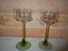 2 schöne alte Wein Gläser, klares Glas mit dezentem Schliff, grüner Stiel