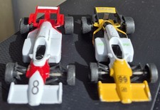 2x Formel 1 Rennwagen