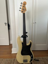 Fender precision bass fretless