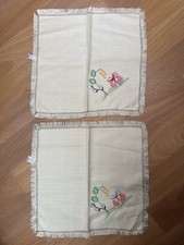 2 kleine bestickte Osterdecken / Tischdeckchen Für Ostern Vintage