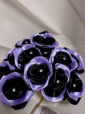 Lila und schwarze Rosen mit
