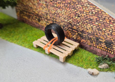 Palette mit Reifen (1:32), passend zu Siku Control, NEU