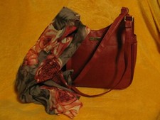 NEUWERTIGE ROTE TASCHE mit PASSENDEM NEUEN SCHALTUCH