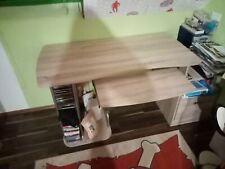 Beschreibung  Schreibtisch Neuwertig mit CD-Regal und mit 2 Metall Winkel verstä