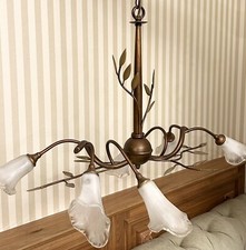 Kronleuchter mit Satinierte Gläser in Blütenform