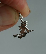 kleiner Sterling Silber Anhänger  Hexe auf Besen