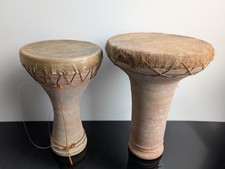 Set aus zwei traditionellen Bechertrommeln, bekannt als Darbuka oder Doumbek
