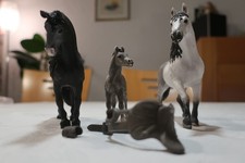 Schleich Pferde, Konvolut Familie mit 3 Pferden und Sattel+, G15