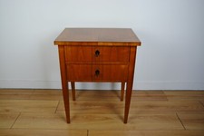 Nachttisch im Biedermeier-Stil