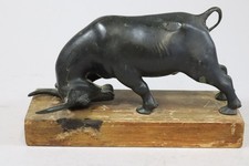 Kämpfender Stier Bulle Bronze Figur auf Holzsockel um 1930/50  (GV467)
