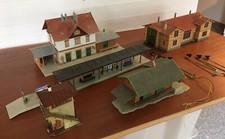 Konvolut Faller Vollmer, Bahnhof, Lokschuppen, Bahnsteig, Stellwerk, Lampen