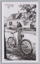 Mädchen in Siedlung mit