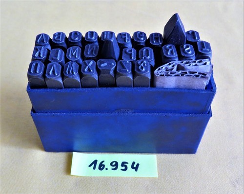 Schlagbuchstaben z und - mm, a-z