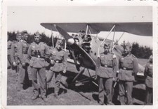 Soldaten vor Doppeldecker -