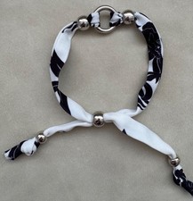 Stoff Armband mit silberfarbenen Elementen von Hallhuber, Größenverstellbar 