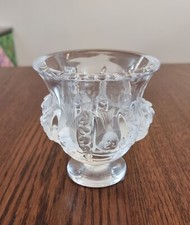 Schwere Vase von Lalique, Paris. Spatzen. 12,5 cm hoch, aufwendiges Relief, Chip