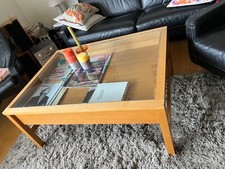 Couchtisch Holz, 103cm lang, 78 cm breit, 45 cm hoch, mit Glasplatte. Schublade 