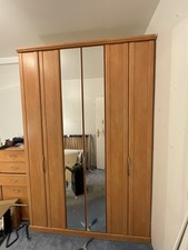 Großer Kleiderschrank + 2