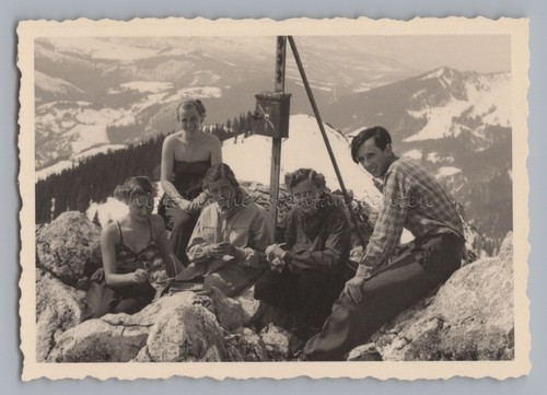 Wandergruppe auf einem gipfel - auf,