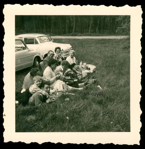 Familie beim picknick vor - beim,