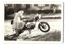 Fotografie Motorrad IFA-BK 350, Hausfrau lehnt am Krad 